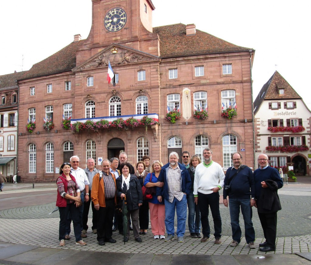 Die Bürgermeister aus dem Landkreis vor dem historischen Rathaus in Wissembourg.  Foto: FR Presse