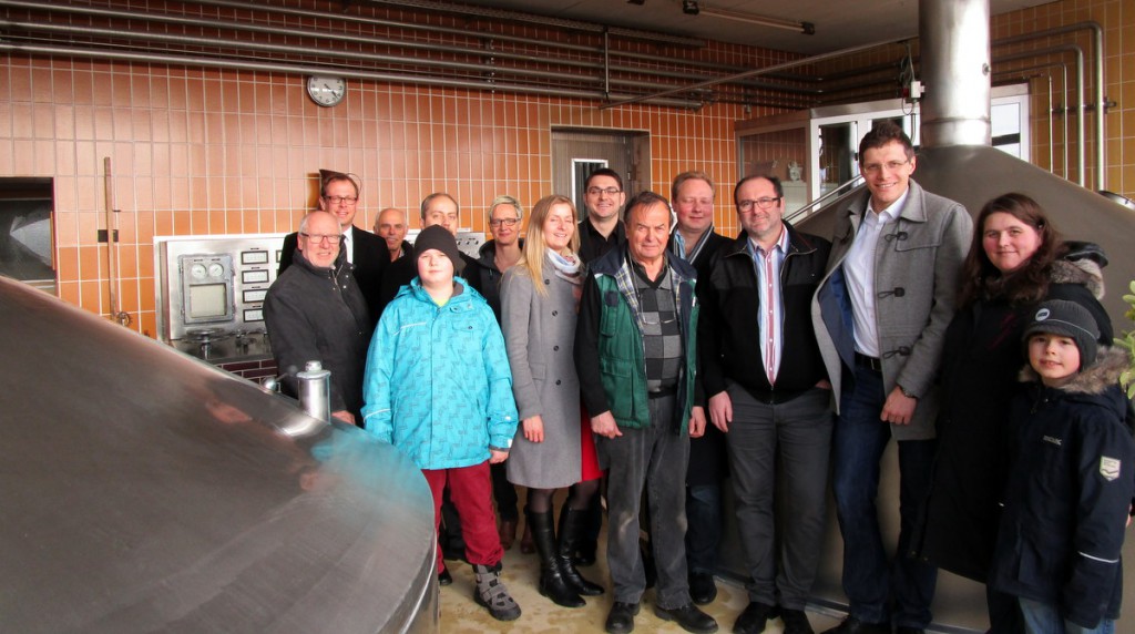 Die Wirtschaftsjunioren mit ihren Vorsitzenden Stefan Meier (rechts) und Stefan Kühleis (Zweiter von links) waren der Einladung von Brauereichef Werner Gloßner (Mitte) gefolgt.  Foto: FR Presse