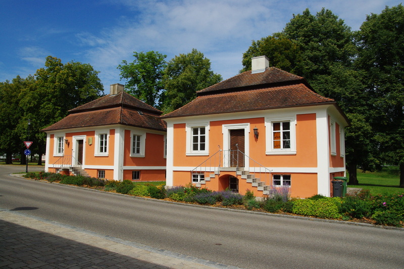 Die Kavaliershäuschen am Ortseingang von Triesdorf.