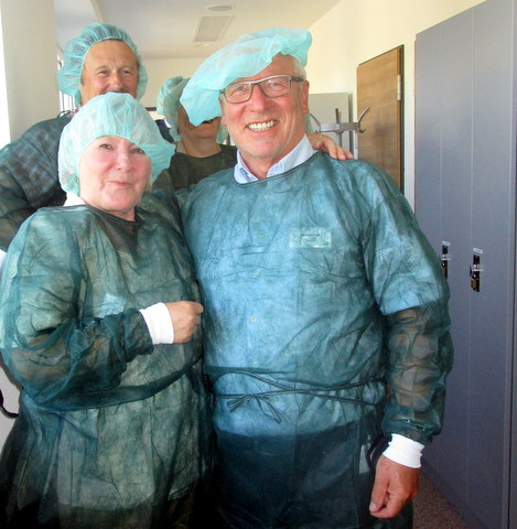 In der obligaten Schutzkleidung: die Stadträte Helga Betz (Grüne) und Werner Falk (FDP)