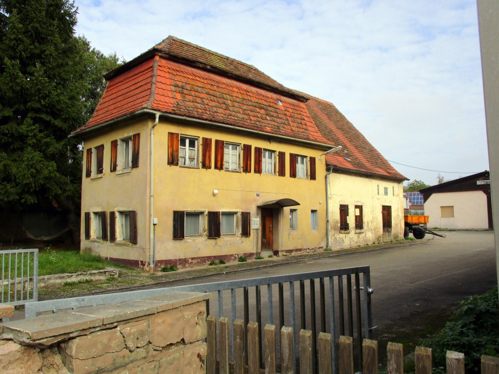 Das denkmalgeschützte Haus wird erhalten, die Umgebung in der Weißenburger Straße neu gestaltet.