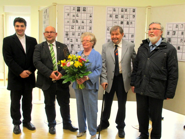 Von links: Pfarrer Michael Harrer, Bürgermeister Stefan Maul, Elisabeth Engst, Gemeindeheimatpfleger Helmut Engst und Kreisheimatpfleger Klaus Broser.