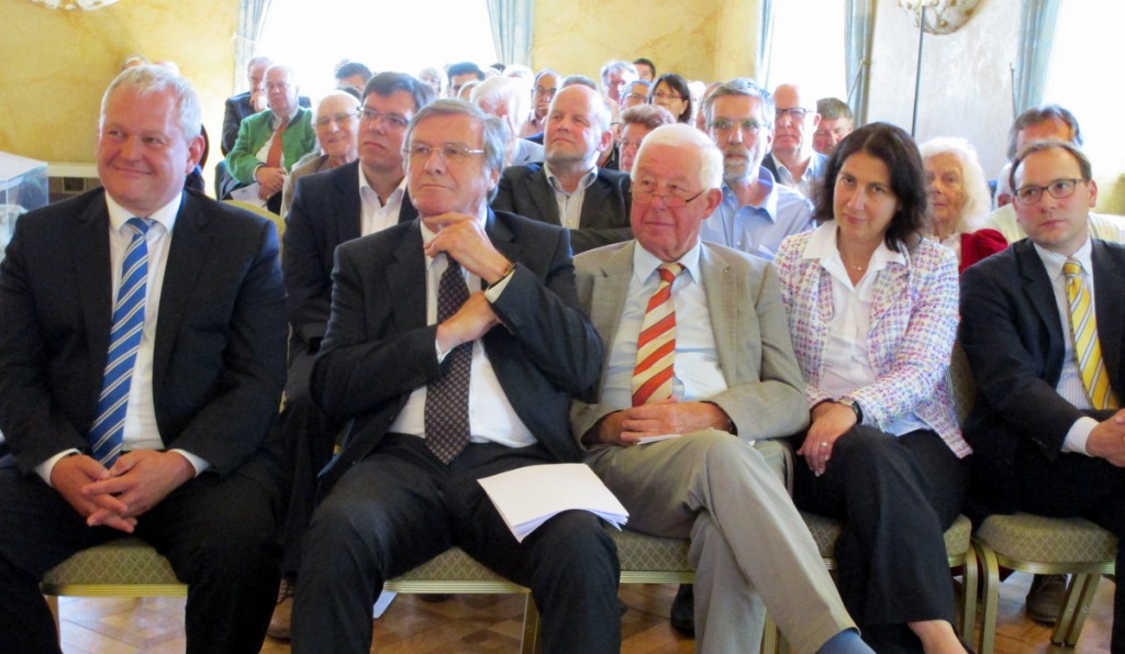Von links: Hacker, Dr. Wolfgang Gerhardt, Hermann Rindt, Bezirksvorsitzende Katja Hessel und Bezirkschef Karsten Klein.  Foto: Falk