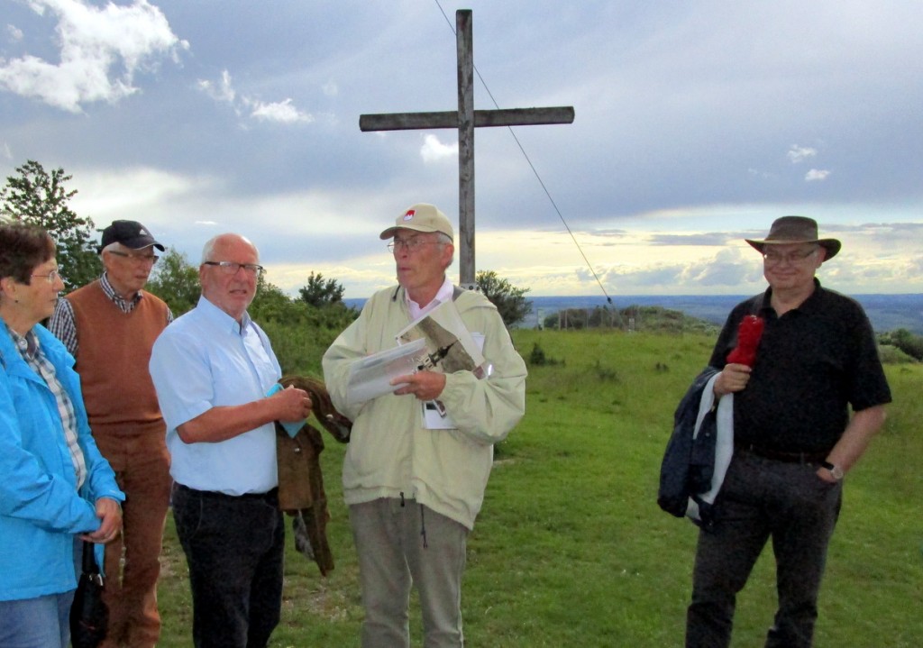 Wanderführer Hans Spatz begleitete die Heimatkundler aus Gunzenhausen auf das Gipfelkreuz.