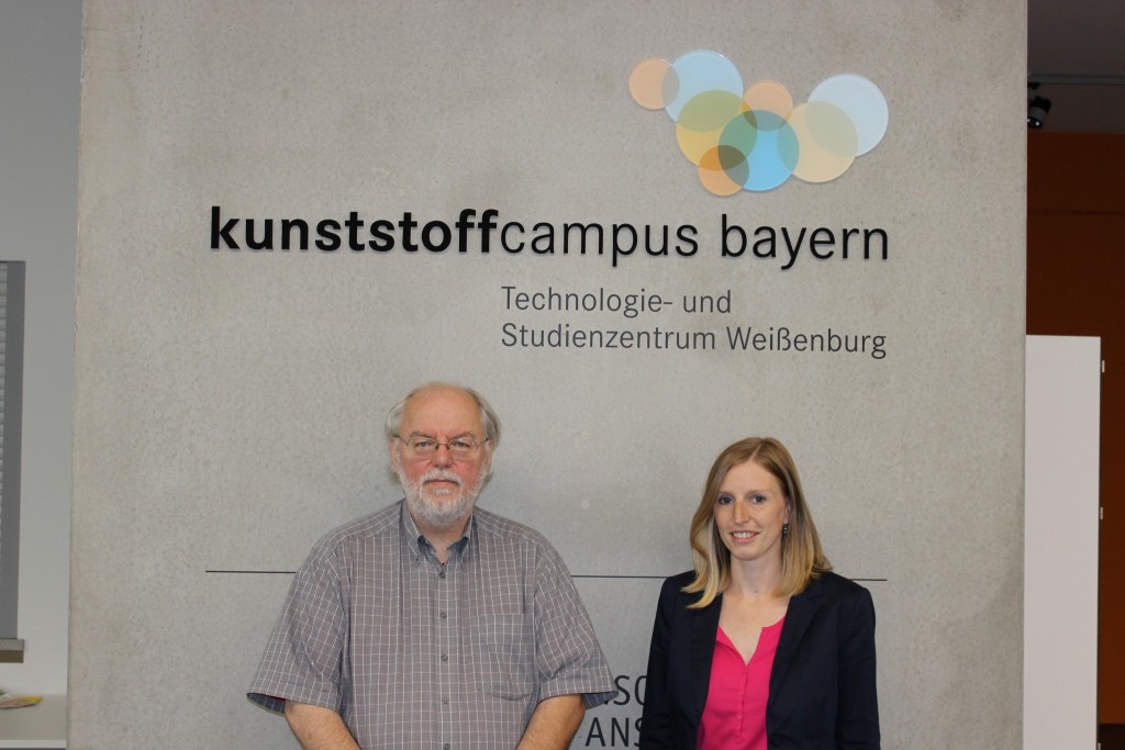Der Gesamtleiter des Kunststoffcampus Bayern, Prof. Dr. Christian Wilisch sowie EFRE-Projektverantwortliche  Dr. Sigrid Schwub)