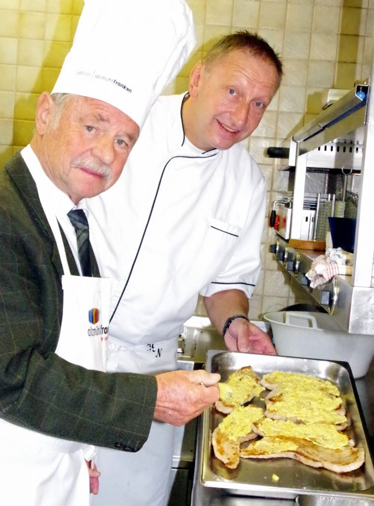 Landratsvize Krauß und Küchenchef Hans Nerreter präsentieren das Meerrettichschnitzel.